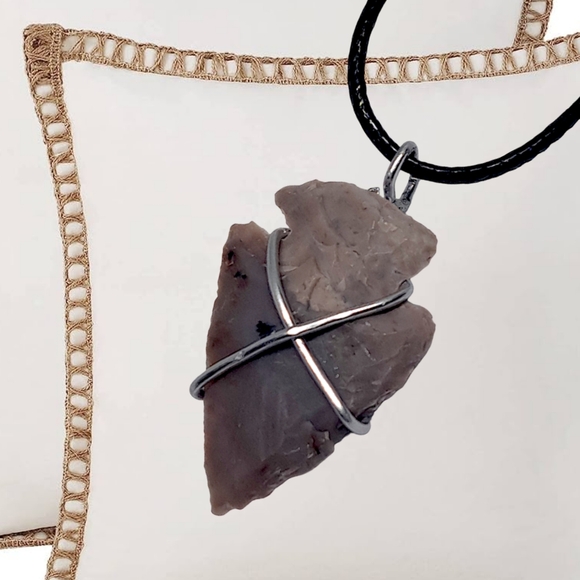 .👣 4/$20. Hand Knapped Arrowhead Pendant with Black Cord Necklace - Picture 4 of 7